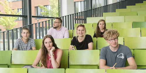 Studierende sitzen im Hörsaal