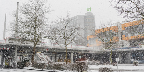 The Mensa bridge and the Mensa building next to the mathematics building are covered with snow. 